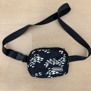 Fighting Eel Black and White Patterned Crossbody Bag